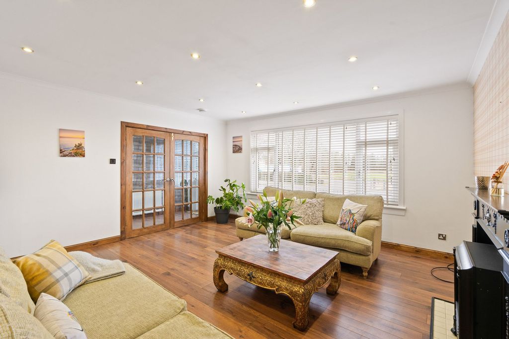 Property photo 3 of 37 Lounge