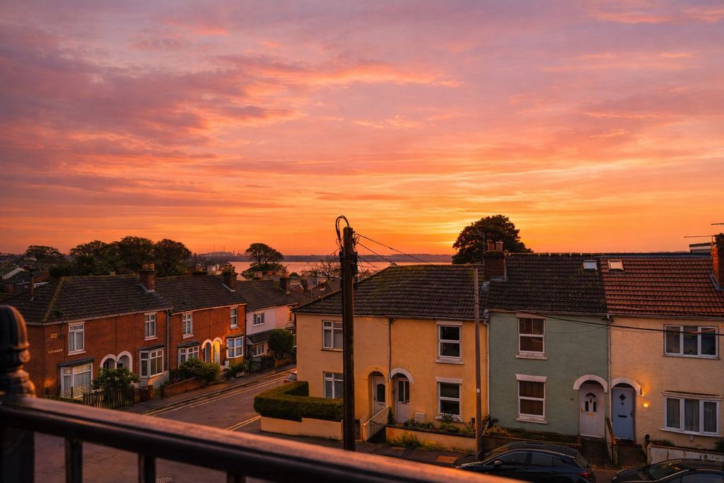 Property photo 2 of 36