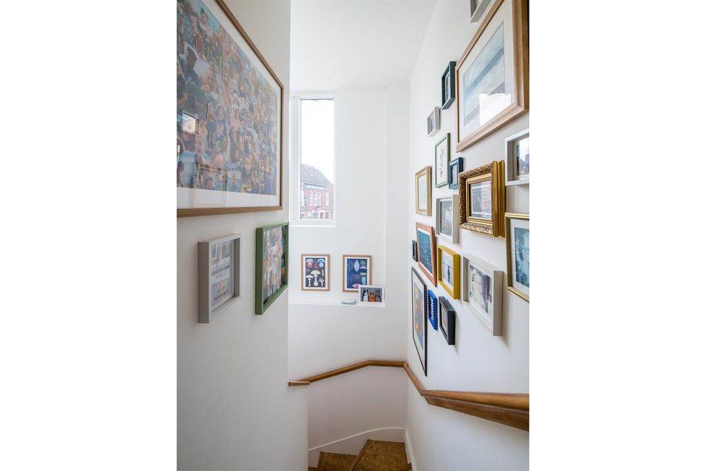 Property photo 2 of 25 1 Tanswell Court-14.Jpg