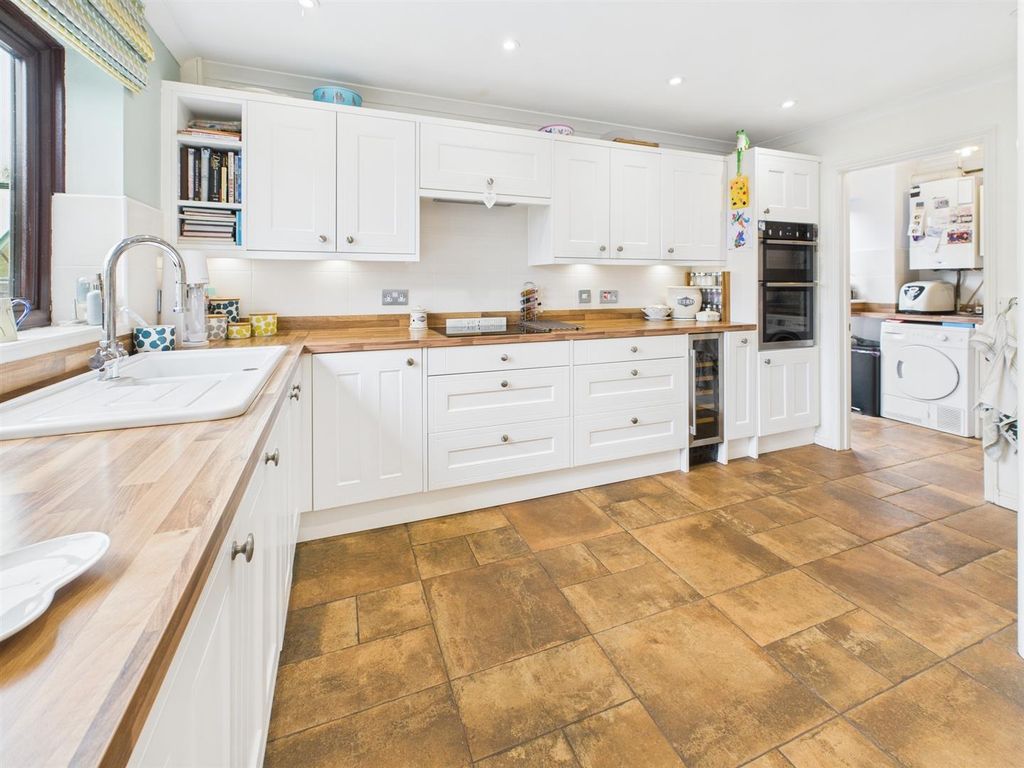 Property photo 3 of 27 Kitchen