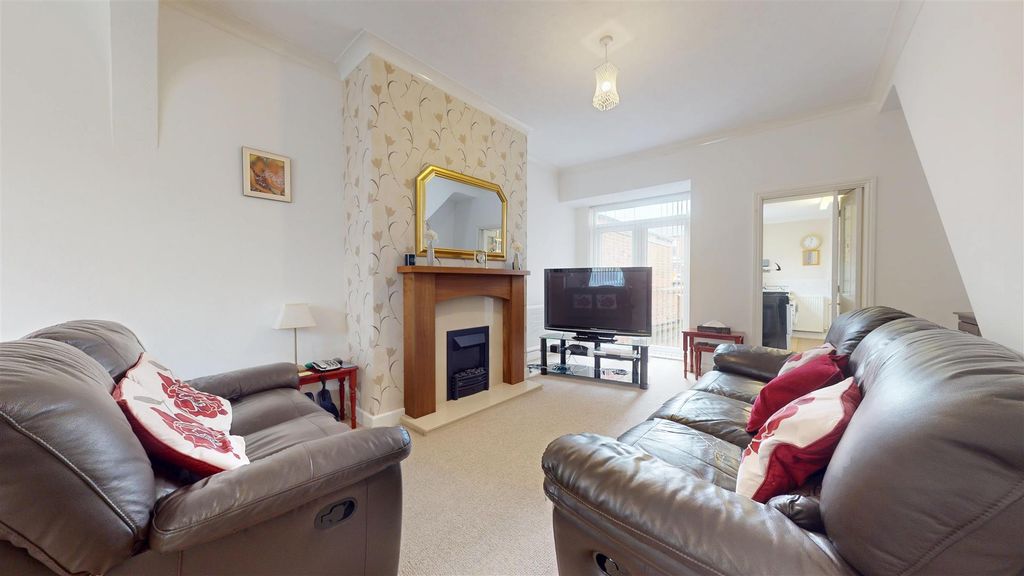 Property photo 2 of 19 West End Road Living Room