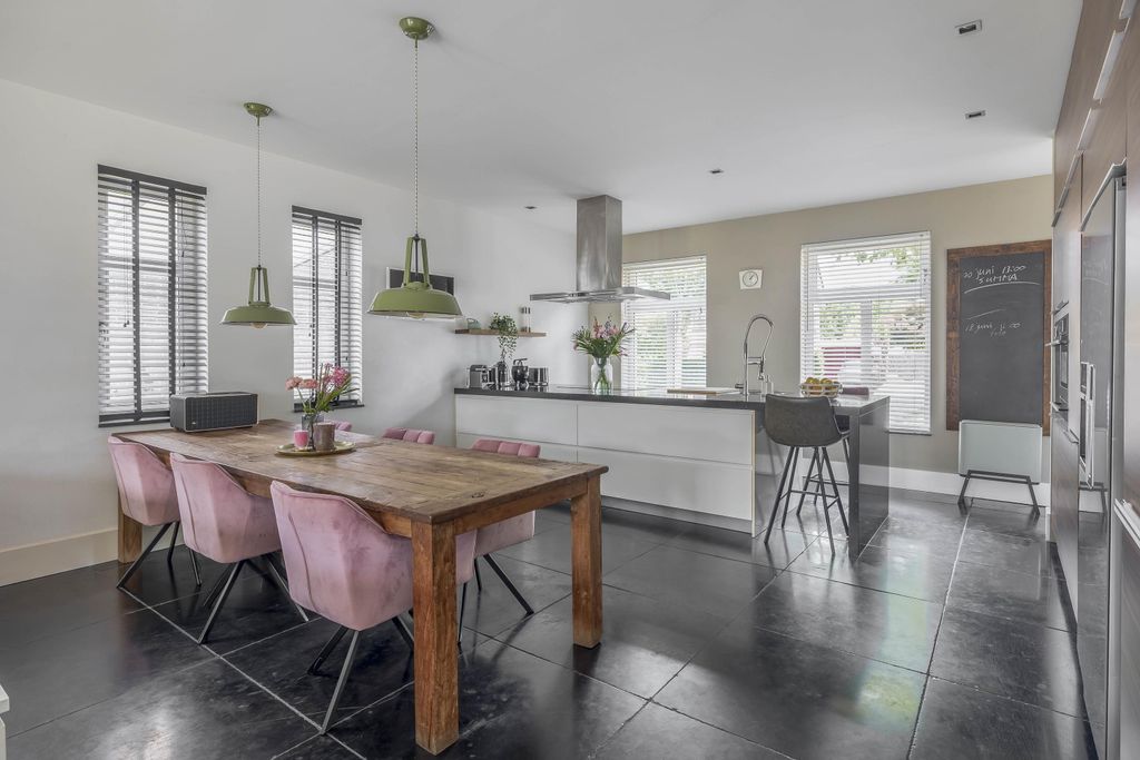 Property photo 3 of 64