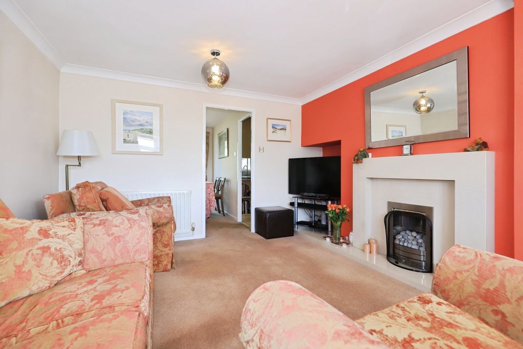 Property photo 2 of 11 Lounge