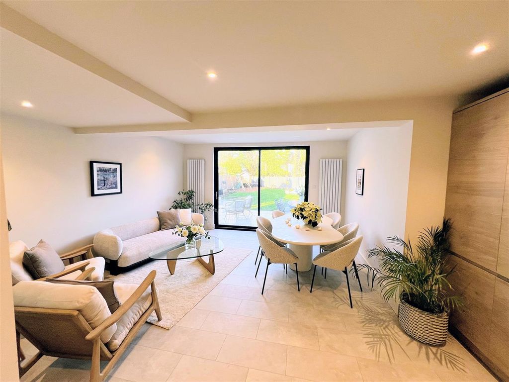 Property photo 3 of 16 3 -558 Open Plan Living.Jpg