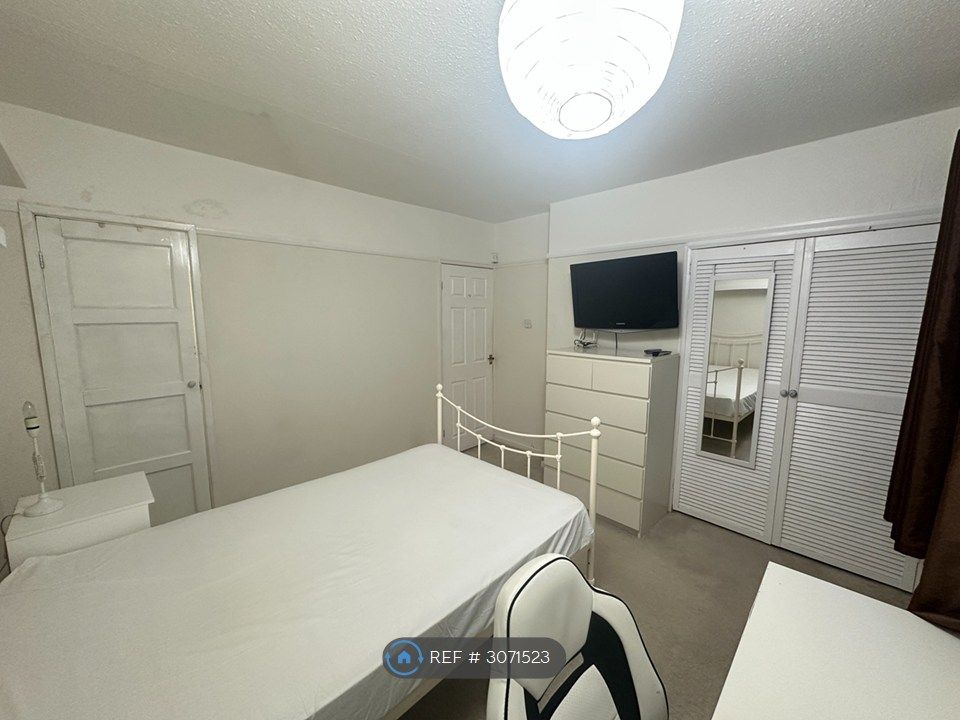 Property photo 2 of 9 Ensuite Room
