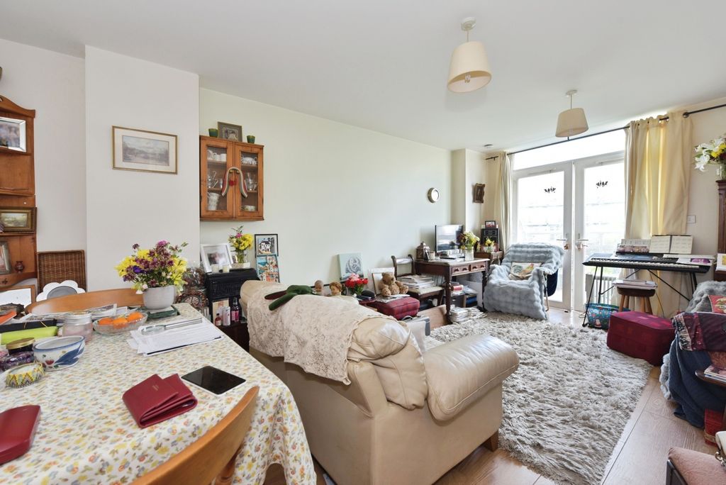 Property photo 2 of 16 Lounge