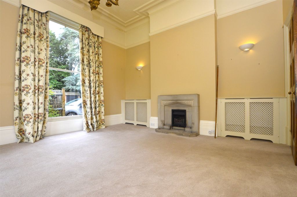 Property photo 2 of 14 Lounge