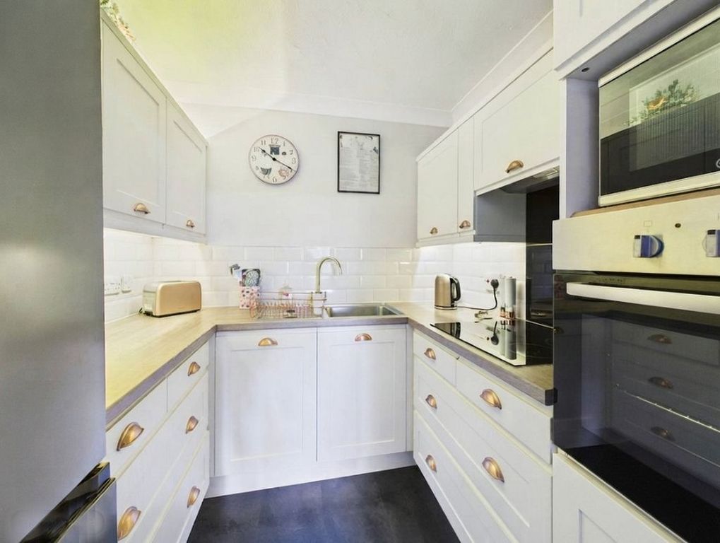 Property photo 3 of 17 Kitchen