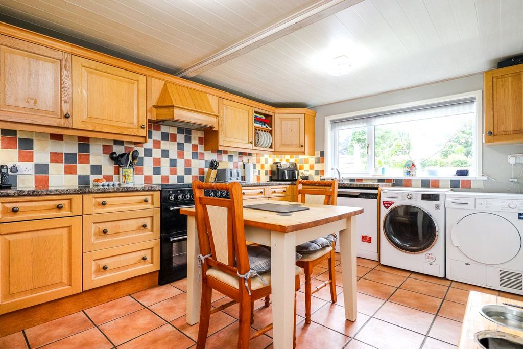 Property photo 2 of 20 Dining Kitchen