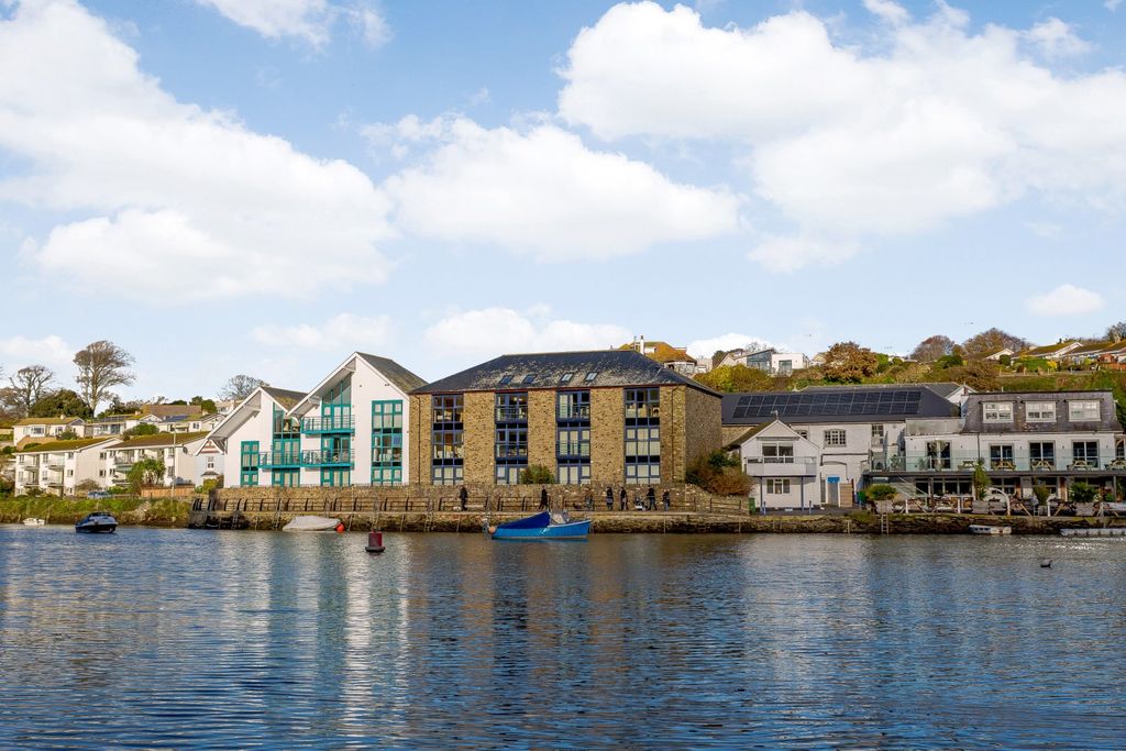 Property photo 1 of 17 6 Crabshell Quay