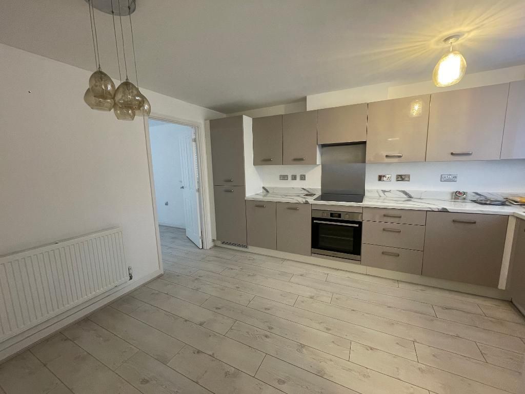 Property photo 3 of 10 Kitchen