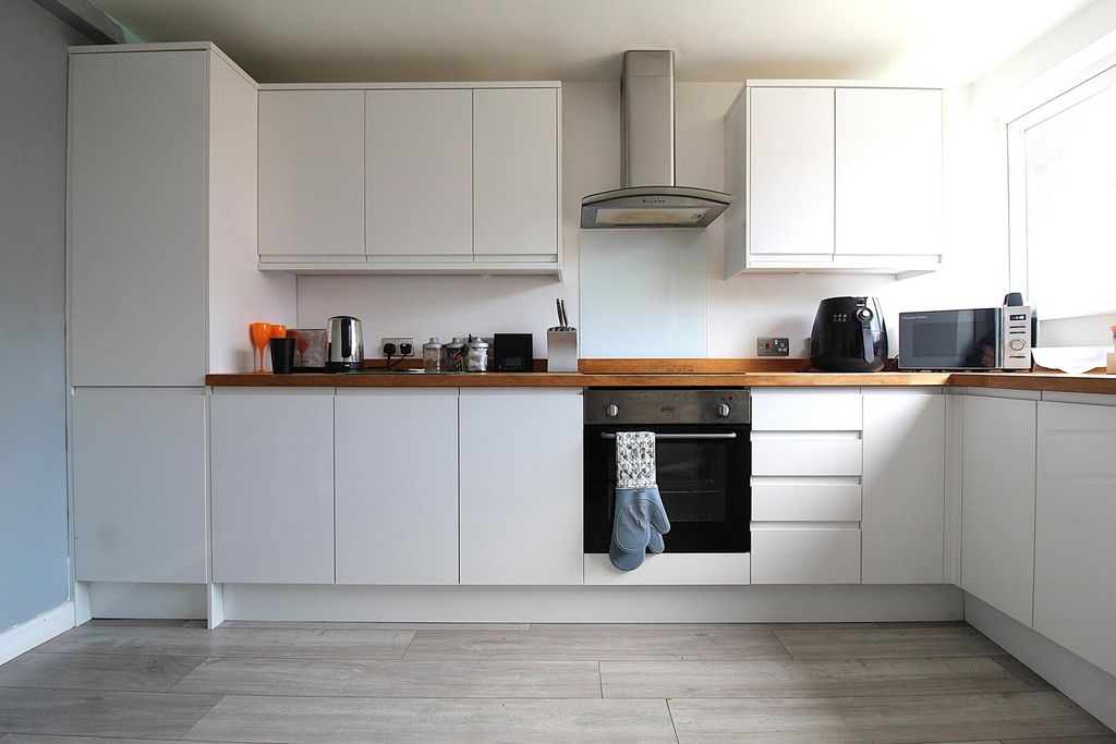 Property photo 1 of 18 Kitchen