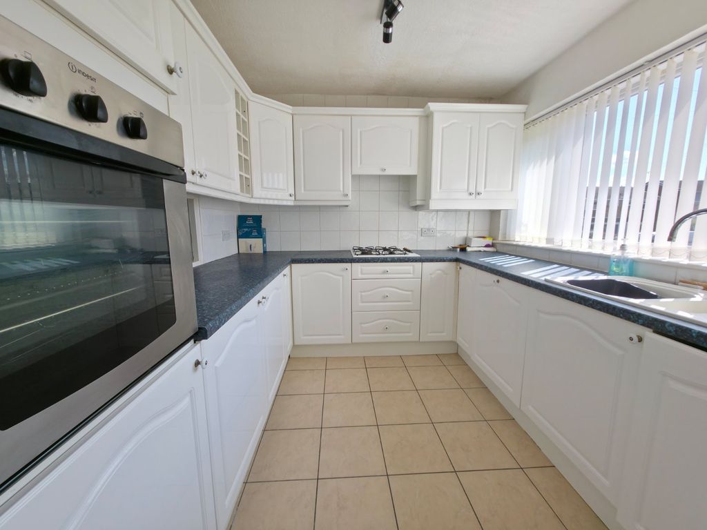 Property photo 3 of 11 Kitchen