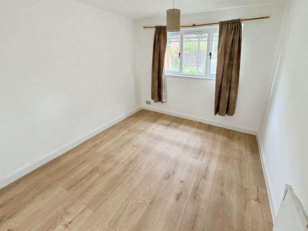 Property photo 2 of 7 Pbox-Bedroom-329556.Jpg