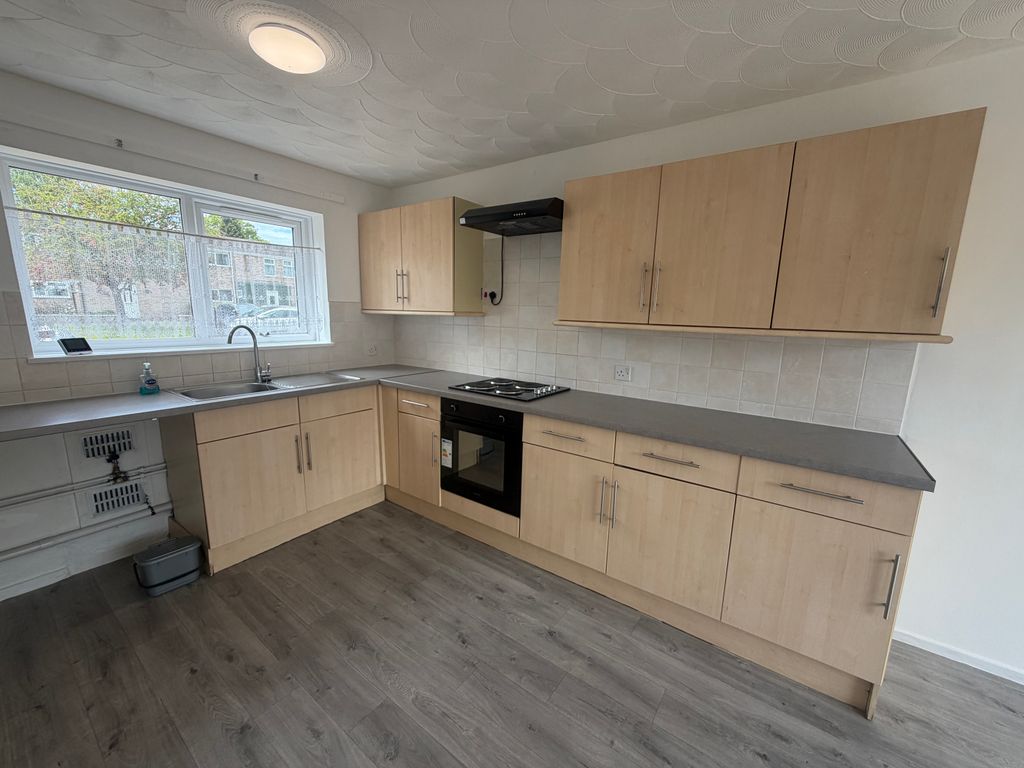 Property photo 3 of 11 Kitchen