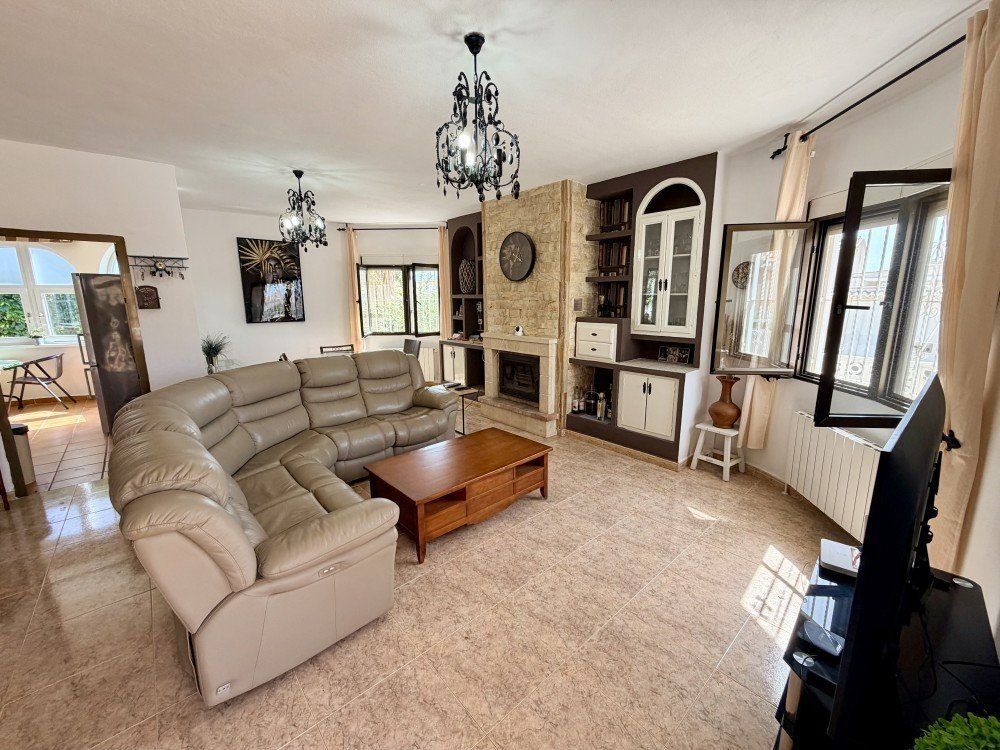 Property photo 2 of 25