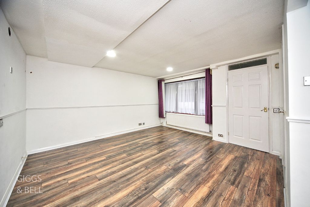 Property photo 3 of 12 4766653