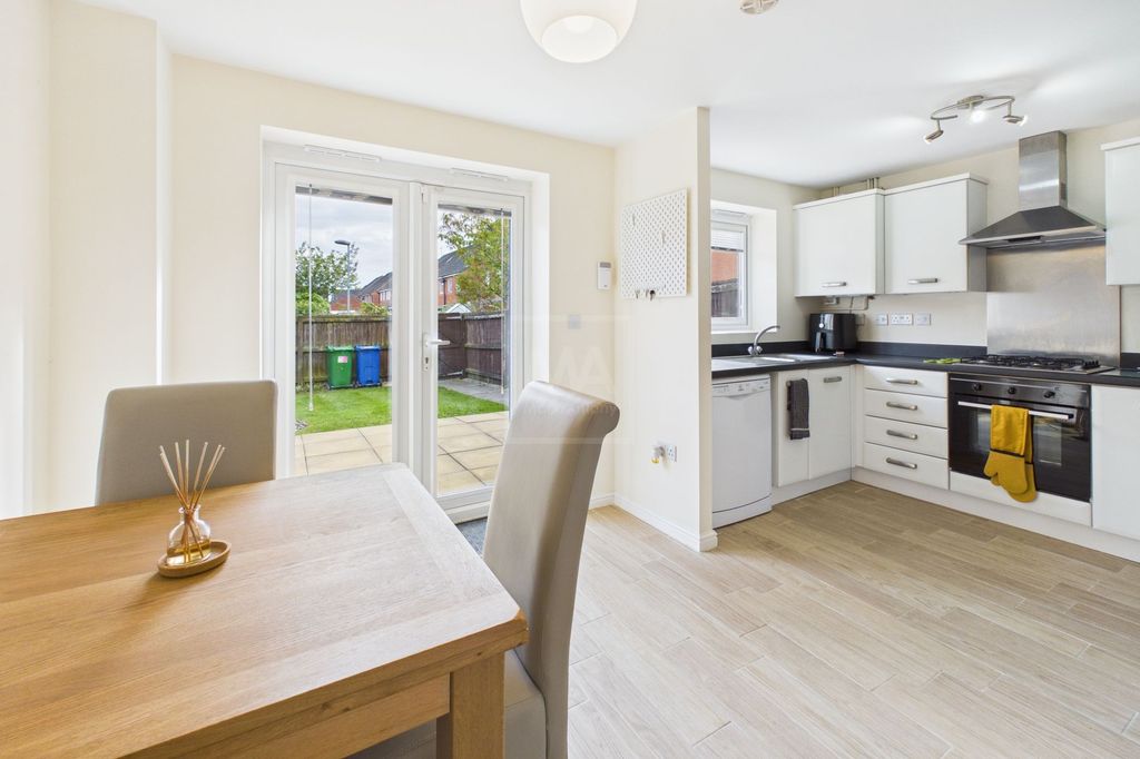 Property photo 2 of 16 Kitchen / Dining Room