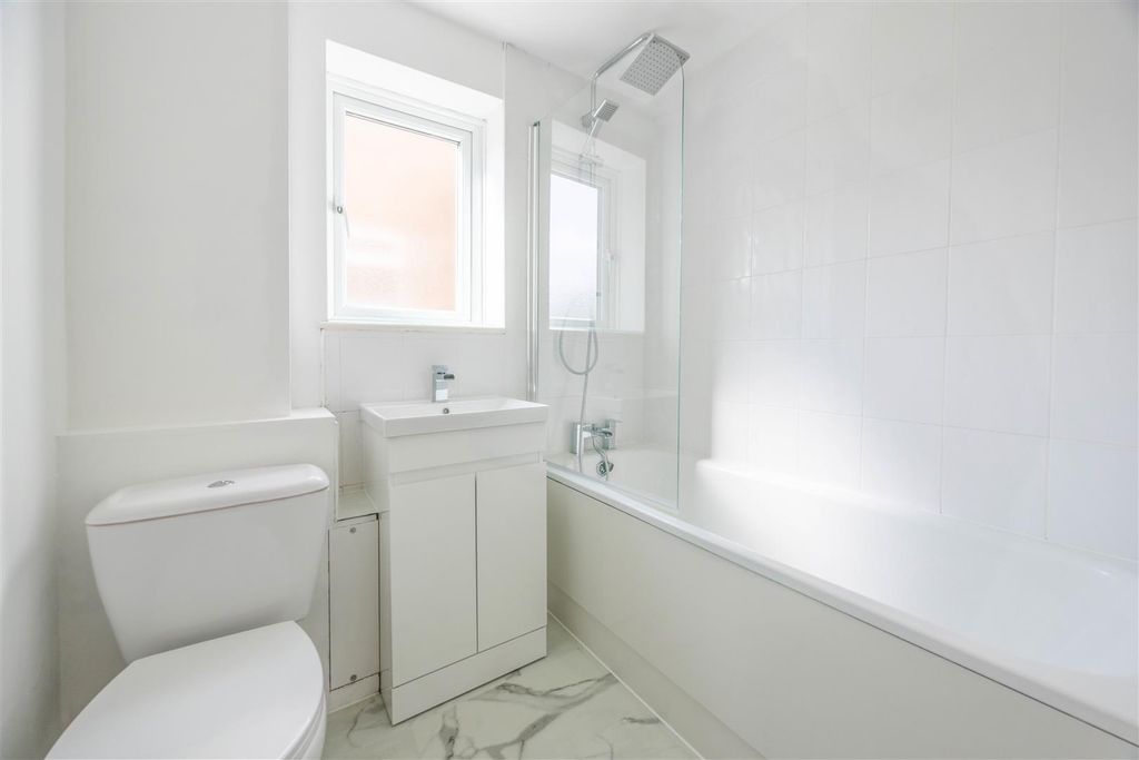 Property photo 3 of 17 Bathroom