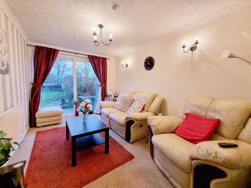 Property photo 3 of 11 Further Lounge: