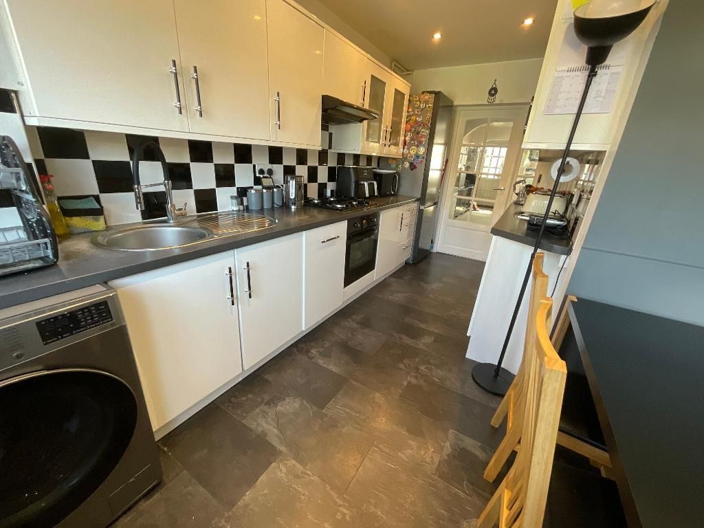 Property photo 2 of 20 L-Shaped Kitchen/Diner 14'3 x 6'4> 12'