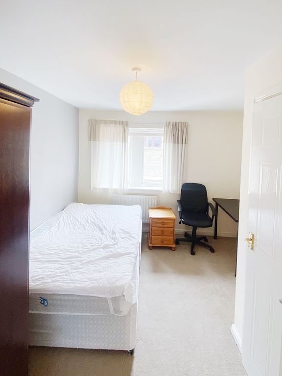 Property photo 1 of 10 Bright, Simply Furnished Double Bedroom With A Lar...