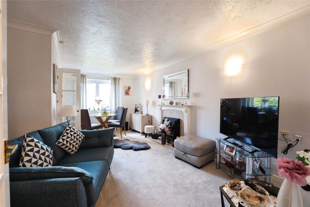 Property photo 1 of 14 Living Room