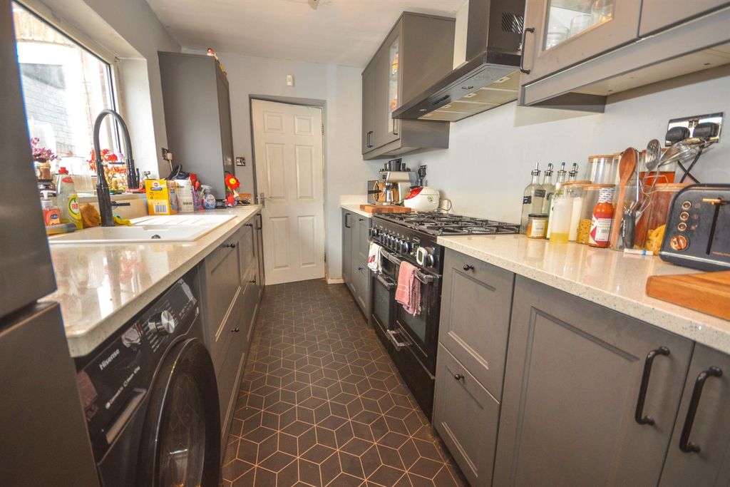 Property photo 2 of 11 Kitchen