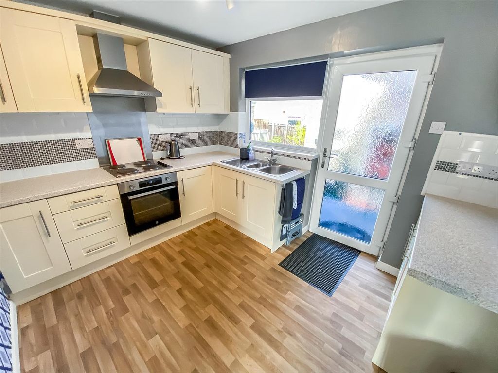 Property photo 3 of 12 Kitchen