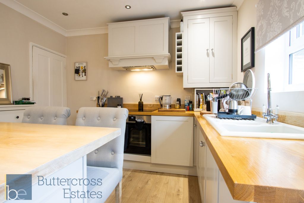 Property photo 1 of 10 Kitchen