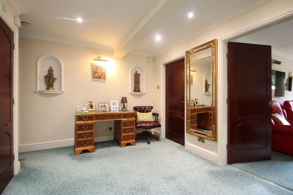 Property photo 2 of 15 Entrance Hall