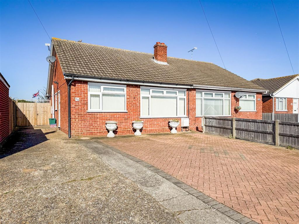 Property photo 1 of 11 Outside - Front