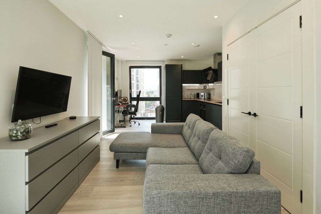 Property photo 3 of 20 Pbox-Img.Jpg