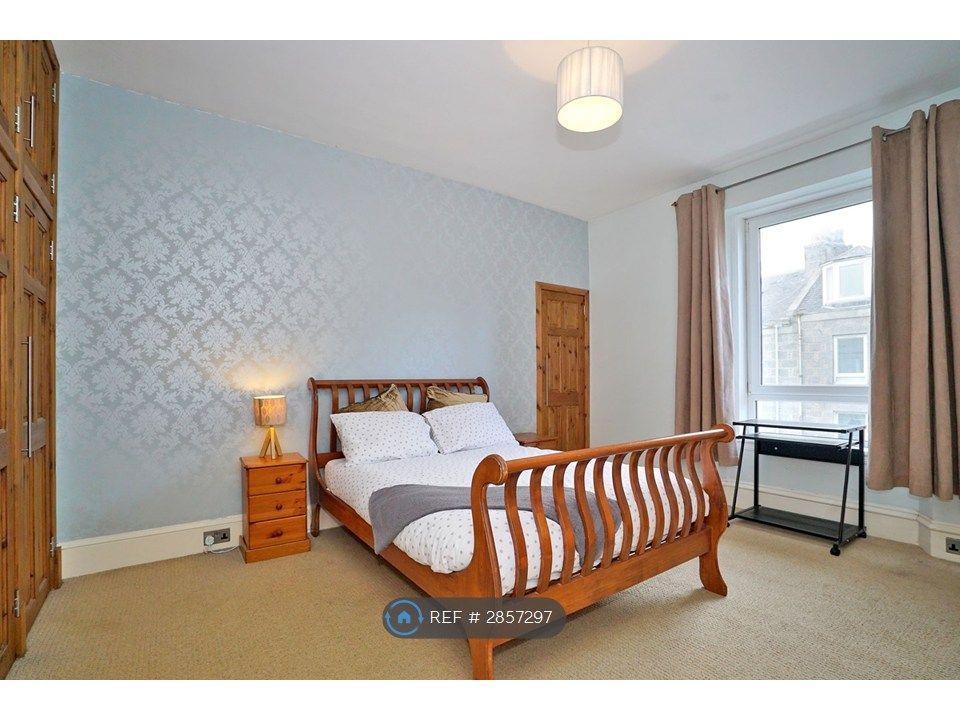 Property photo 2 of 16 Master Bedroom