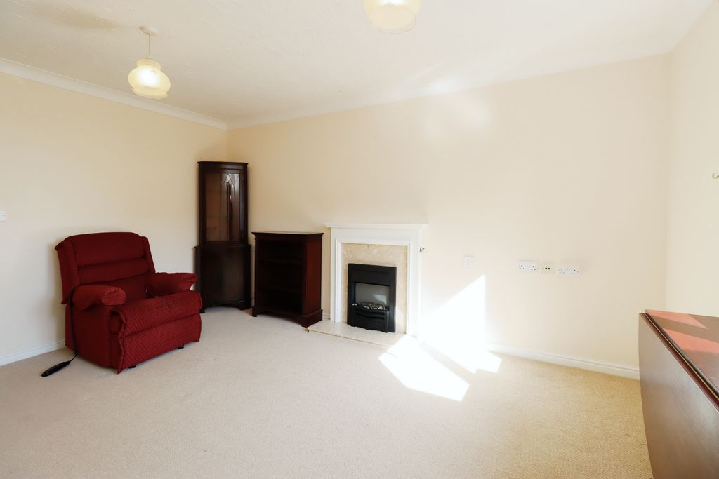Property photo 3 of 11 Living Room