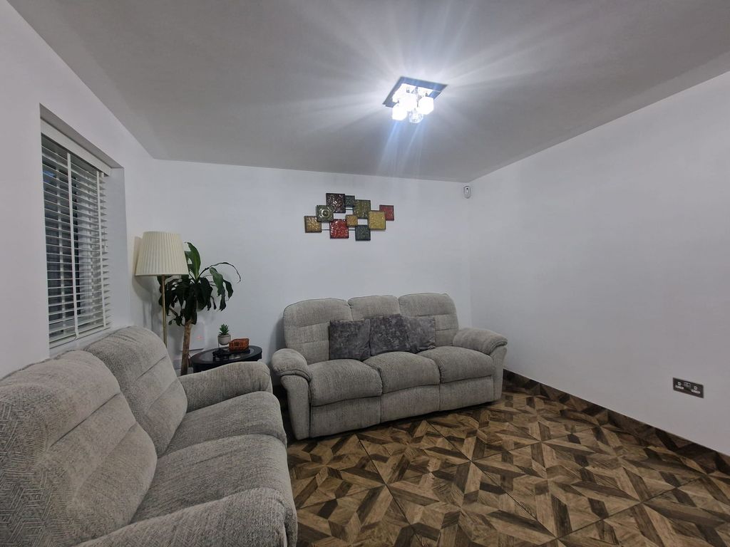 Property photo 2 of 18 Fenton Road  (2)