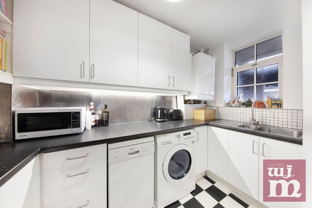 Property photo 2 of 11 Kitchen