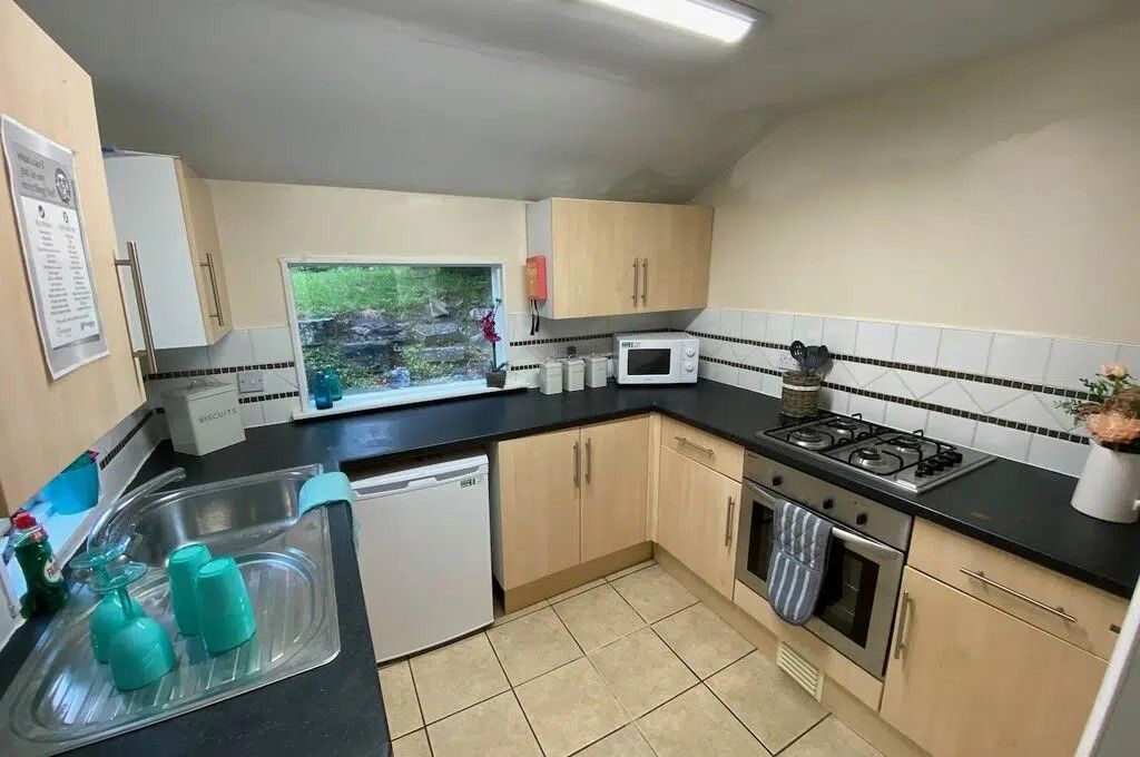 Property photo 2 of 16 Romsey-Road-E11-2