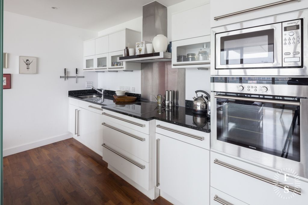 Property photo 3 of 12 Kitchen