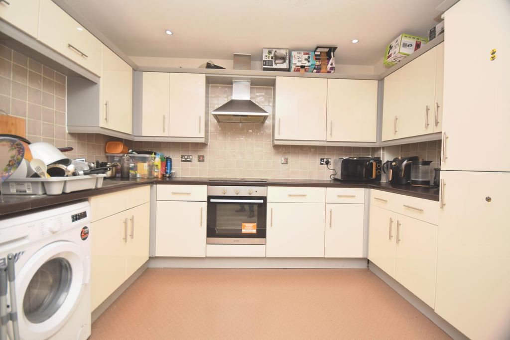 Property photo 2 of 8 Kitchen