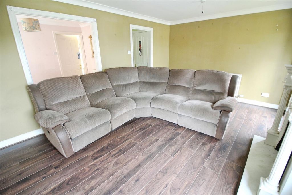 Property photo 3 of 8 Lounge