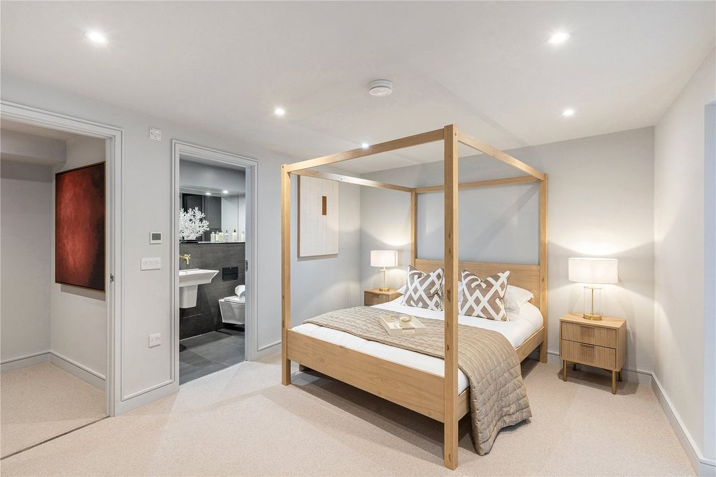 Property photo 2 of 19 Show Apartment