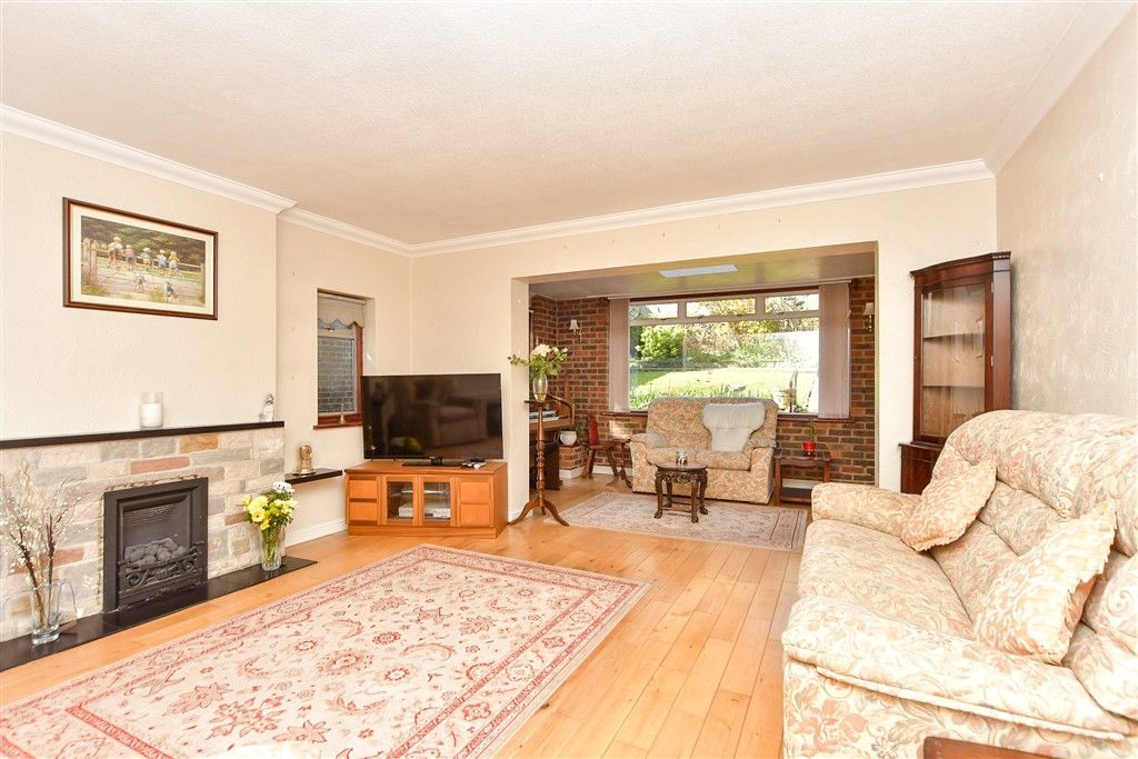 Property photo 3 of 11 Lounge