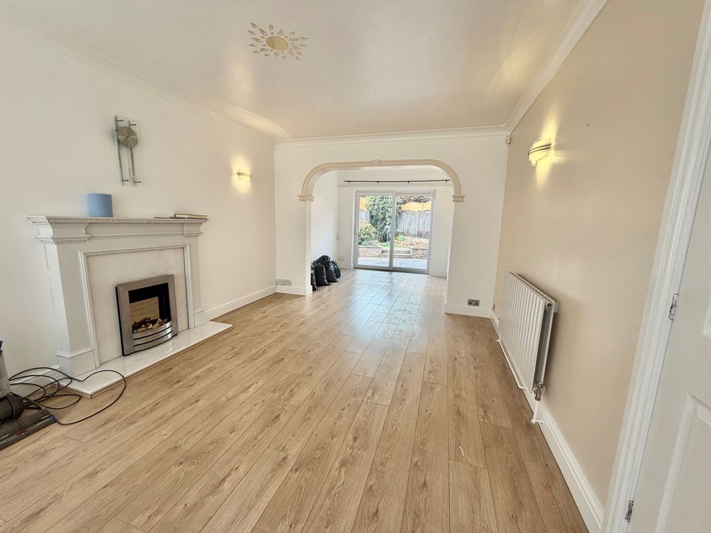 Property photo 2 of 19 Image