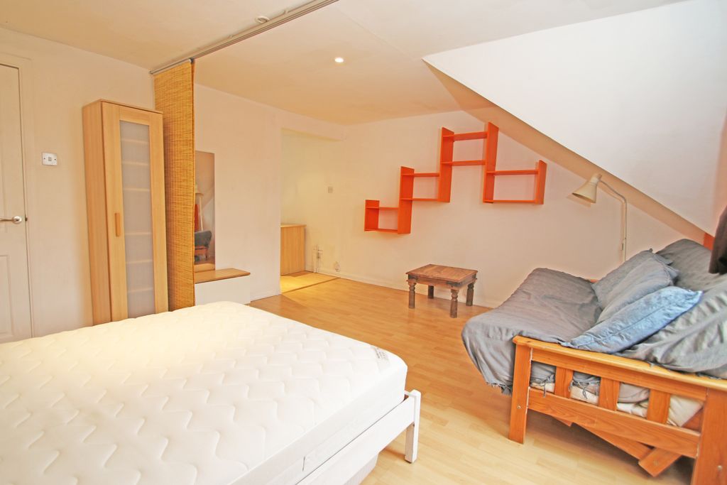 Property photo 2 of 4 35C Grove Hill Road, Camberwell, London, Se5 8Df