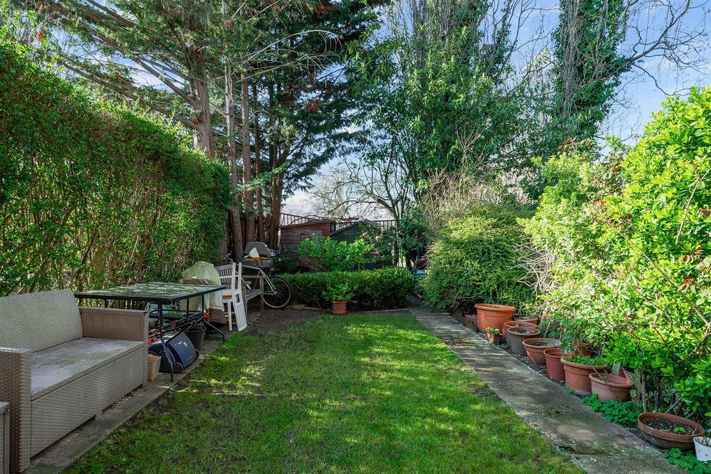 Property photo 3 of 20 Frensham Drive (16).Jpg