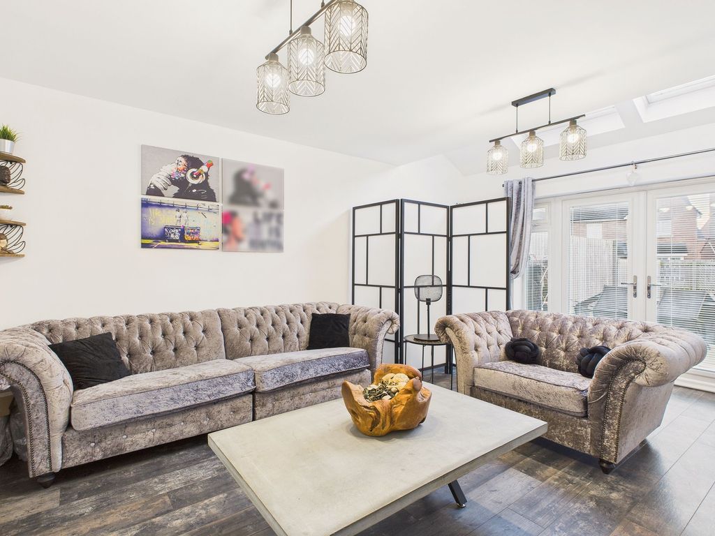 Property photo 3 of 13 Lounge