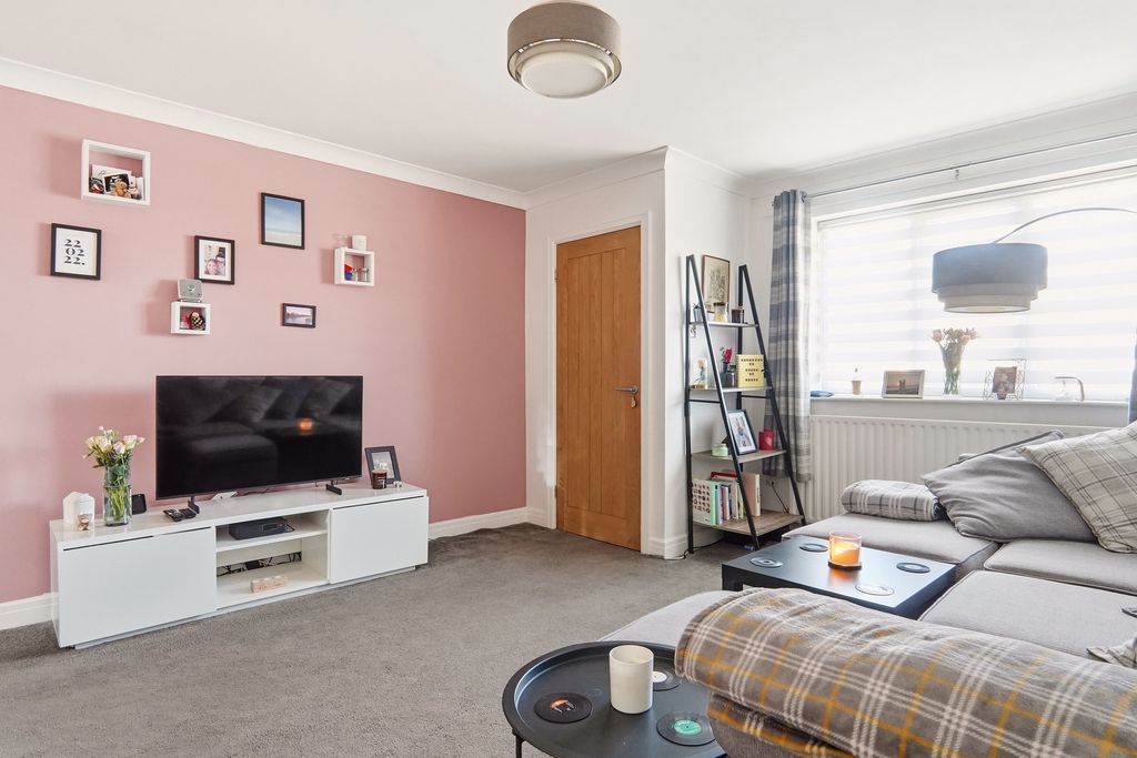 Property photo 3 of 19 Image010