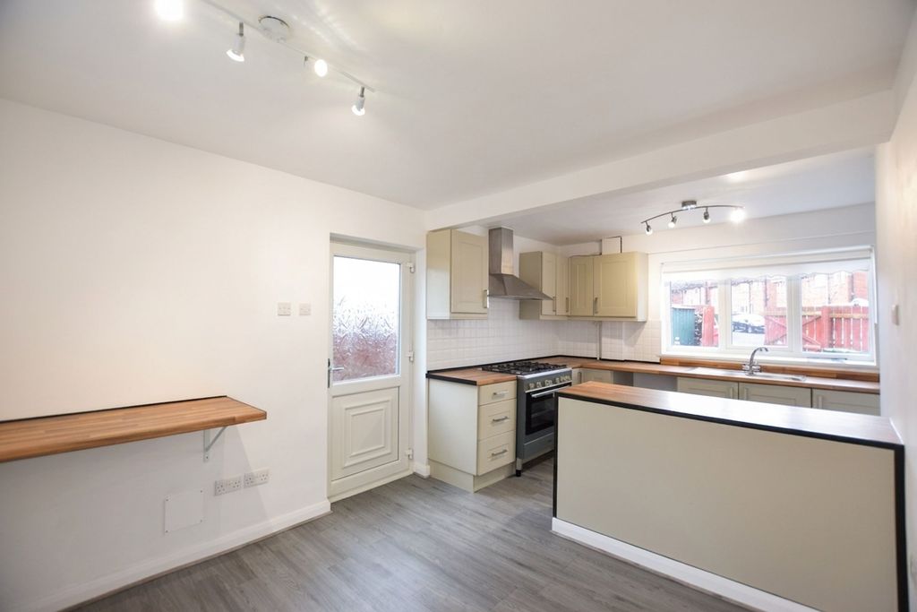 Property photo 2 of 12 Kitchen