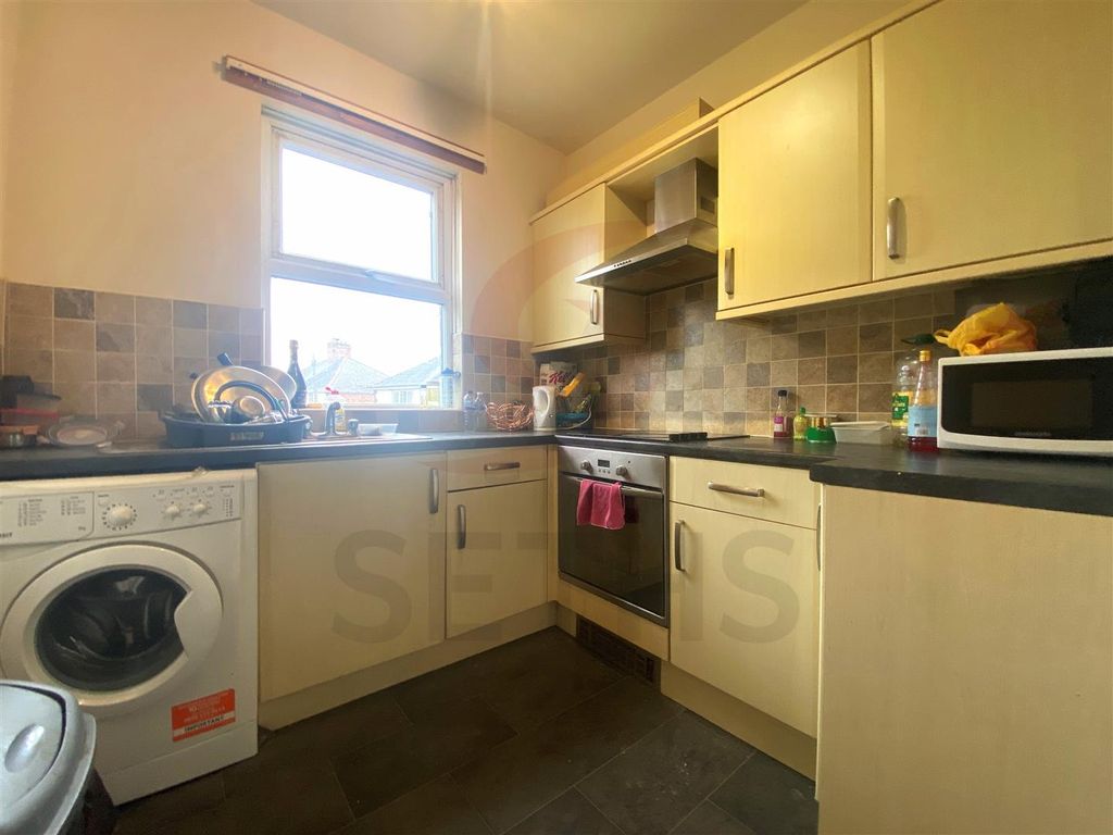 Property photo 2 of 8 Kitchen